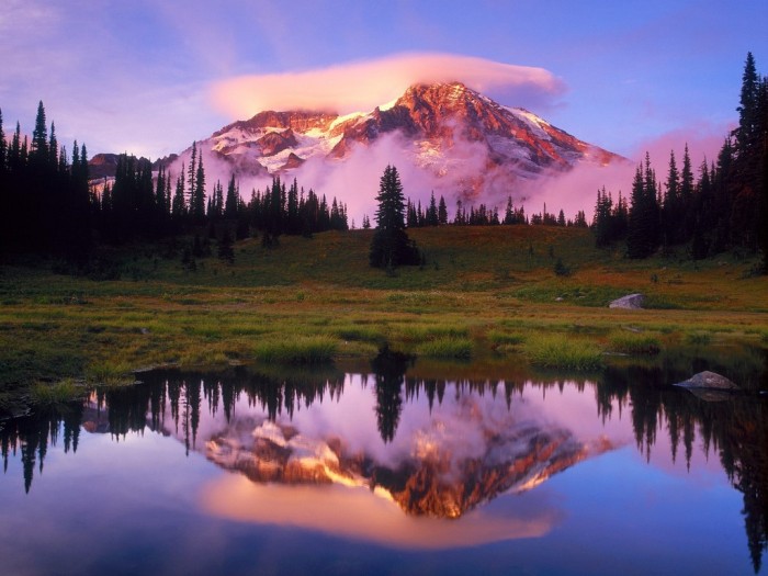 Mount_Rainier_and_Lenticular_Cloud_Reflected_at_Sunset